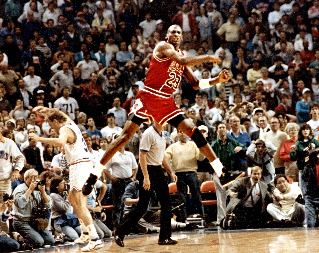 Air Jordan 4: Hành Trình Từ Một Đôi Giày Thi Đấu Đến Biểu Tượng Văn Hóa