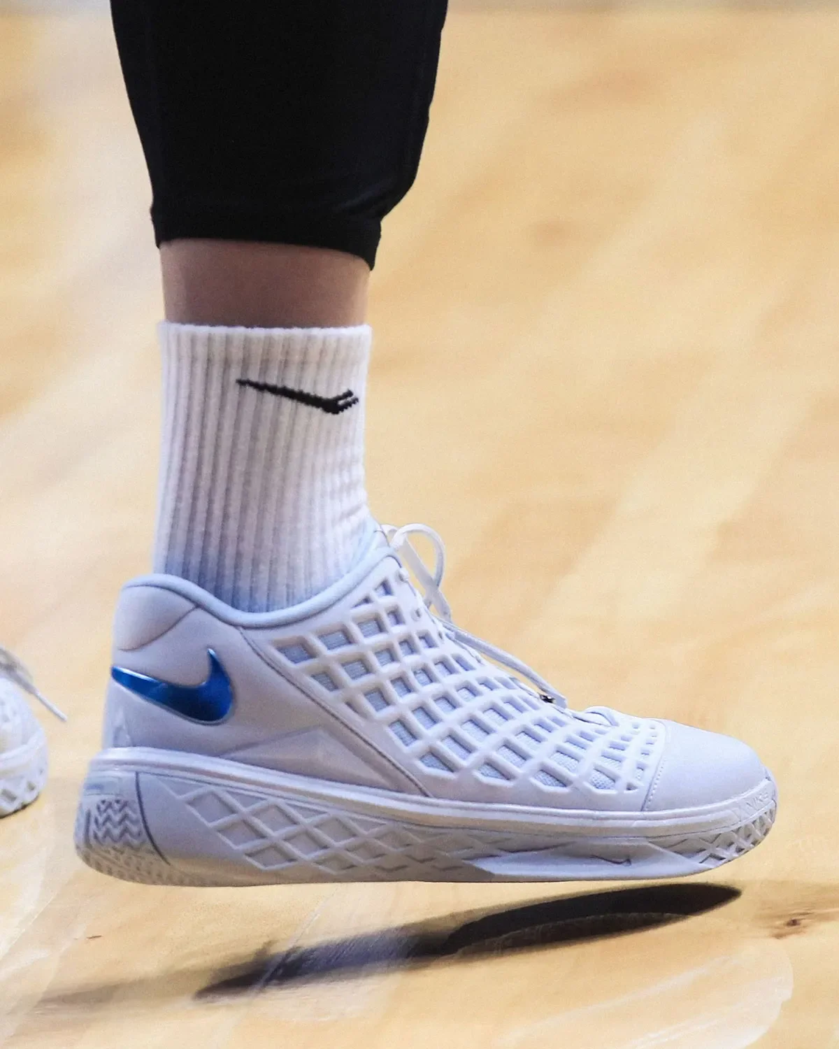 Nike Kobe 3 Low Protro "Pure Platinum" Gây Chú Ý Với Tông Trắng Xanh